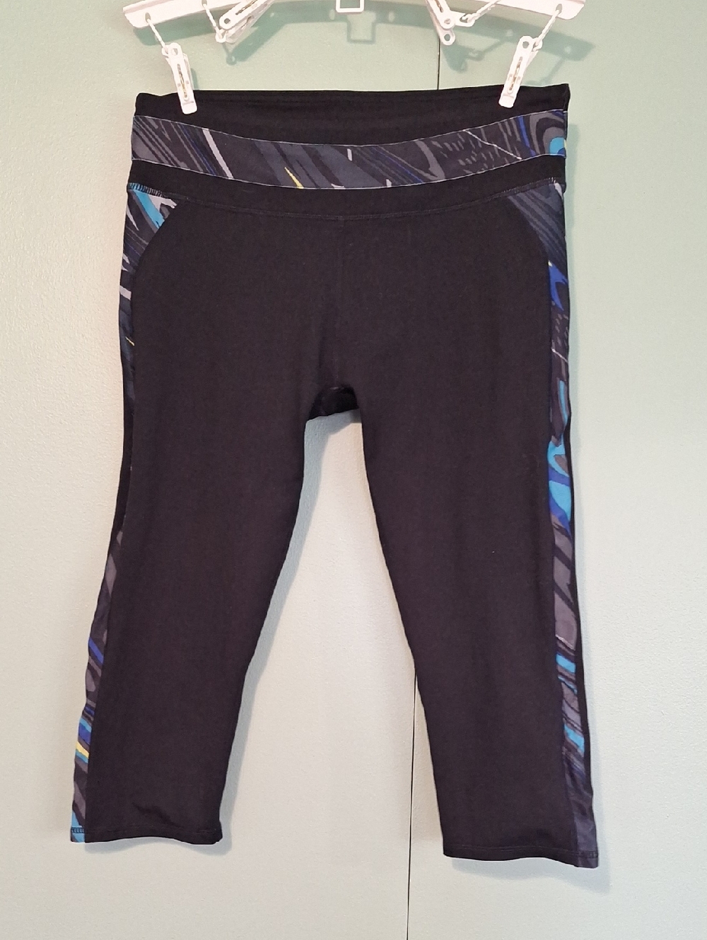 Fabletics Black Side Stripe Capri Size Medium